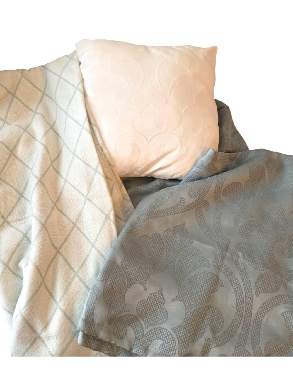 Mainstays bed lot: set of 2 king size shams, throw blanket, jaquard pattern pill